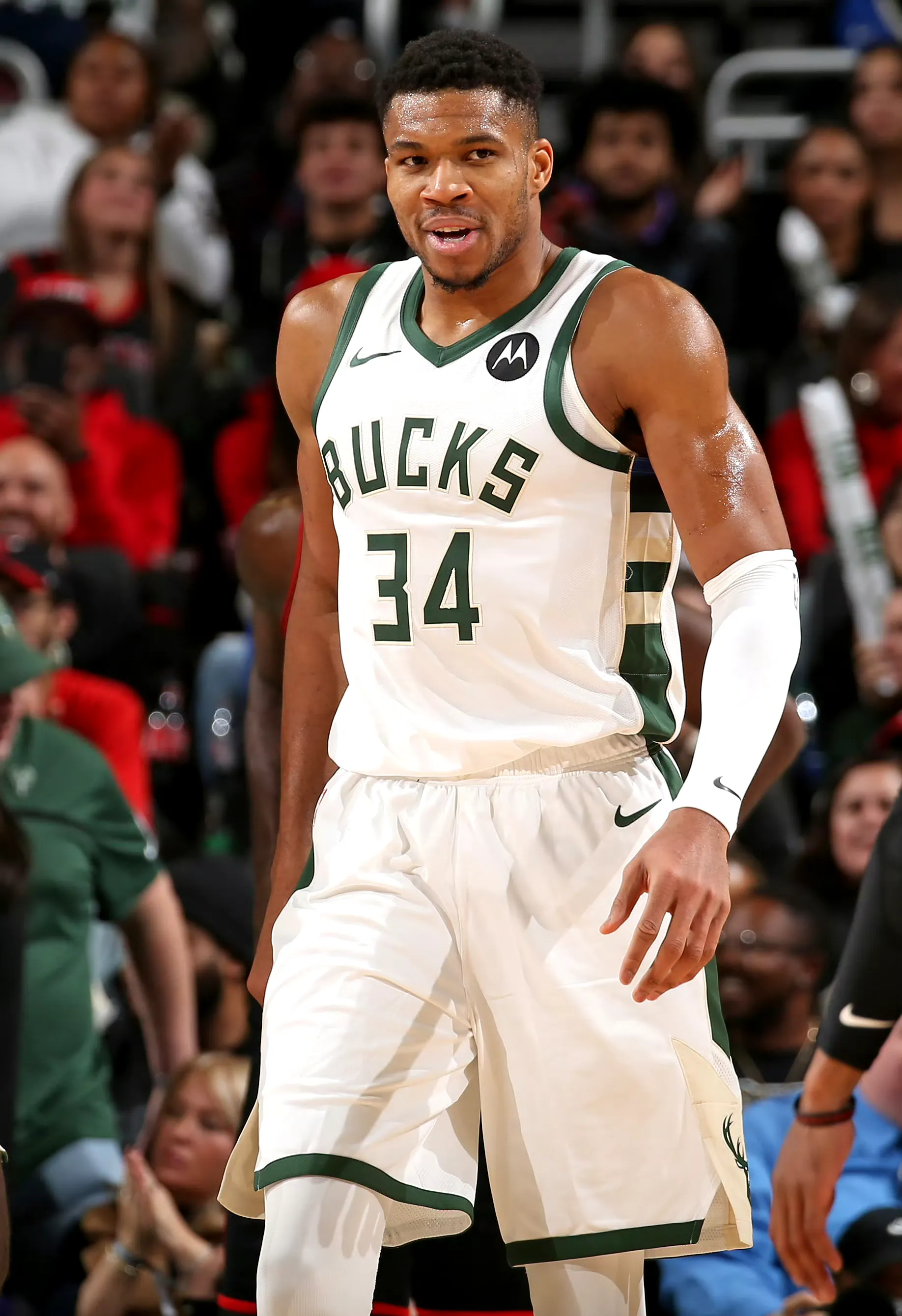 yabo亚博体育官网-字母哥重返赛场，重返赛场首场状态出色，德国队观众沸腾！观众掌声雷动-yabo亚博体育官网